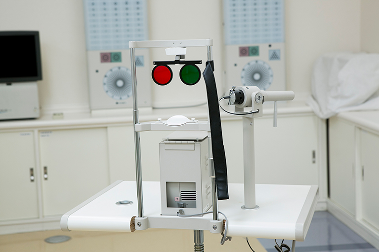 ヘスチャート(眼球運動検査) 眼球運動を測定します
